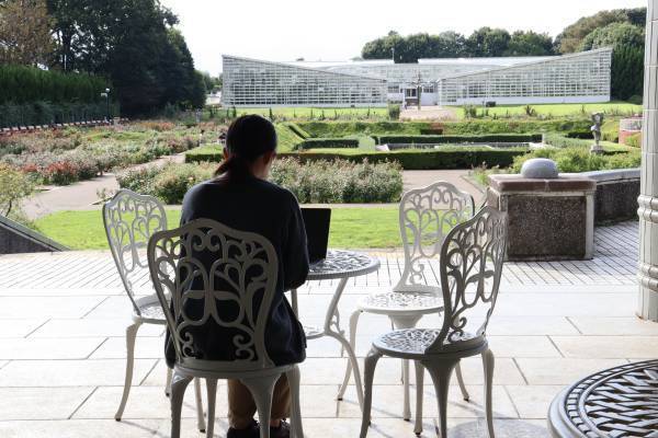 10/3更新【募集を締め切りました】【神代植物公園テレワークの利用環境に関するモニター募集】 四季折々の花や緑を眺めながら、テレワークのできる環境が拡大しました！
