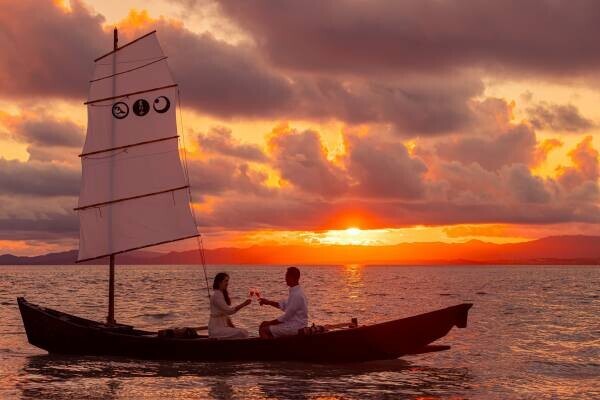 【星のや竹富島】木造帆船にふたりきり！沖縄の夕暮れをゆっくり堪能する「いりばなの思い出」1日1組限定で実施｜期間：2022年3月1日～5月31日