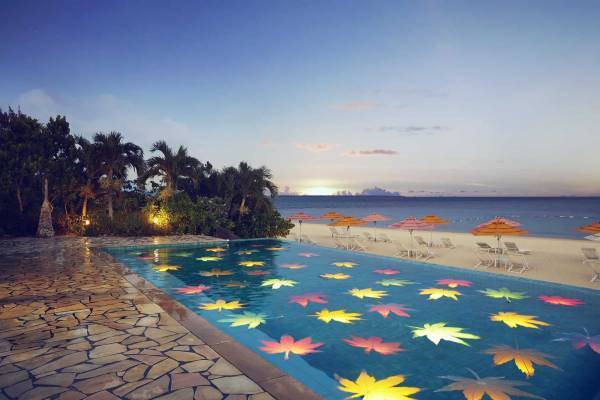 【リゾナーレ小浜島】紅葉ライトで彩られたプールと紅葉カラーのビーチチェアで秋色に染まる景色を堪能できるイベント「紅葉インフィニティプール」今年も開催｜期間：2022年11月1日～30日