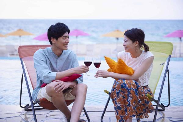 【リゾナーレ小浜島】紅葉ライトで彩られたプールと紅葉カラーのビーチチェアで秋色に染まる景色を堪能できるイベント「紅葉インフィニティプール」今年も開催｜期間：2022年11月1日～30日