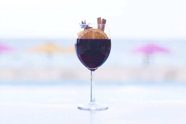 【リゾナーレ小浜島】紅葉ライトで彩られたプールと紅葉カラーのビーチチェアで秋色に染まる景色を堪能できるイベント「紅葉インフィニティプール」今年も開催｜期間：2022年11月1日～30日