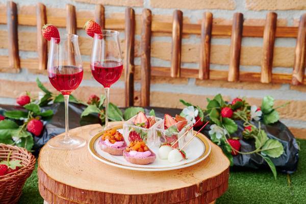 都心で楽しむ“いちご狩り”イメージのアフタヌーンティー！厳選いちごやキュートなスイーツ＆ドリンクが勢ぞろい