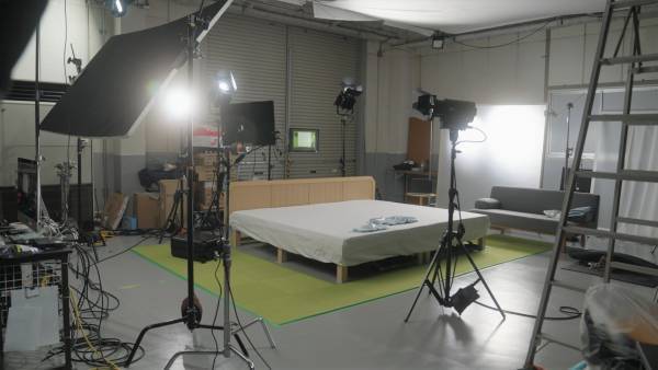 【OMO】～国内外で活躍する制作スタジオの撮影の裏側に密着～テンションあがる「街ナカ」ホテル「OMO(おも) by 星野リゾート」 テレビCMメイキング映像をニュースアプリSmartNewsで先行公開｜放映開始日：2022年11月30日