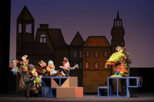 人形劇団プークお正月公演　イラストレーター長場雄 美術デザイン『ピーターとおおかみ』／名作絵本『わにがまちにやってきた』上演決定　カンフェティでチケット発売