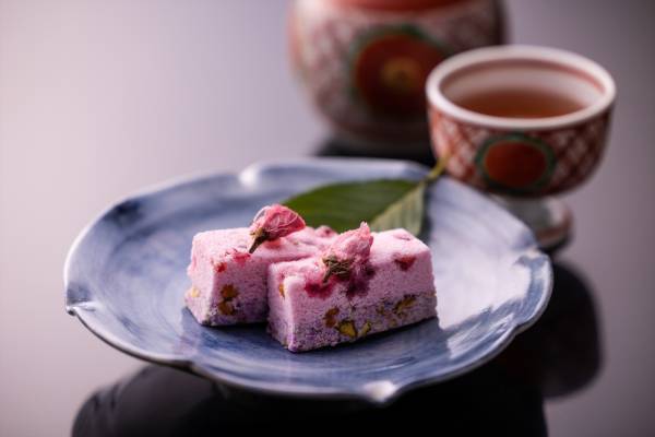 【星のや京都】夕焼けに染まる桜を愛でる平安貴族のような舟遊び「夕桜(ゆうざくら)の花見舟」開催｜期間：2022年3月25日～4月10日