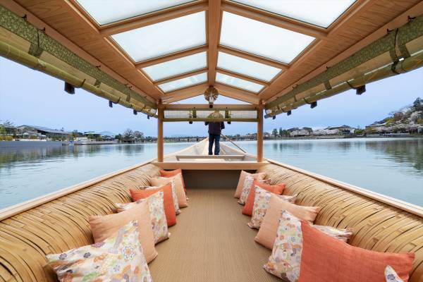 【星のや京都】夕焼けに染まる桜を愛でる平安貴族のような舟遊び「夕桜(ゆうざくら)の花見舟」開催｜期間：2022年3月25日～4月10日