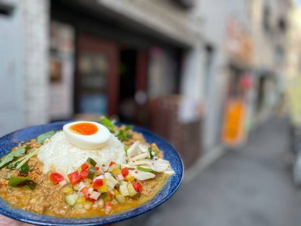 人気ラーメン店で修業した店主の絶品カレー！スープ作りの技術を投入したカレーは唯一無二!「カレーの店三つ葉」が本郷三丁目にオープン!!