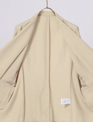 夏場のジャケットに裏地は不要！？  肌へのペタつきを軽減する女性向けビジネスジャケットを発売