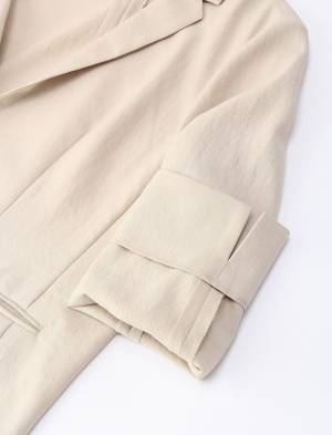 夏場のジャケットに裏地は不要！？  肌へのペタつきを軽減する女性向けビジネスジャケットを発売