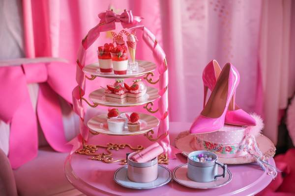 新感覚のコンセプトルーム！推し色で大好きなカラーに囲まれて過ごす一日！幻想的な大聖堂ビュールーム確約 「It’s My Color！～Pinky Pink Room～」販売