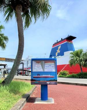 鮮やかな新船イラストをラッピングした「海色ポスト」が登場！