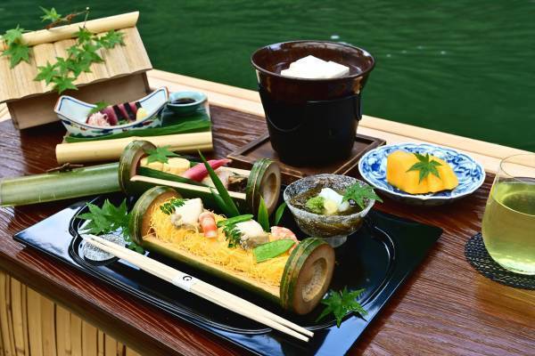 【星のや京都】大堰川 × 青もみじを眺めながら屋形舟で朝食を味わう「青嵐(せいらん)の朝ごはん舟」開催｜期間：2022年5月1日～6月30日