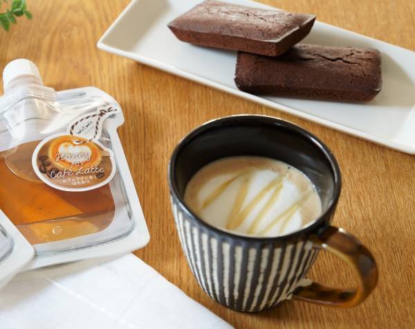 はちみつでおうちカフェ！温かいハニーラテでほっこり 「カフェラテに合う蜂蜜」がシールアップパウチ入り蜂蜜に仲間入り