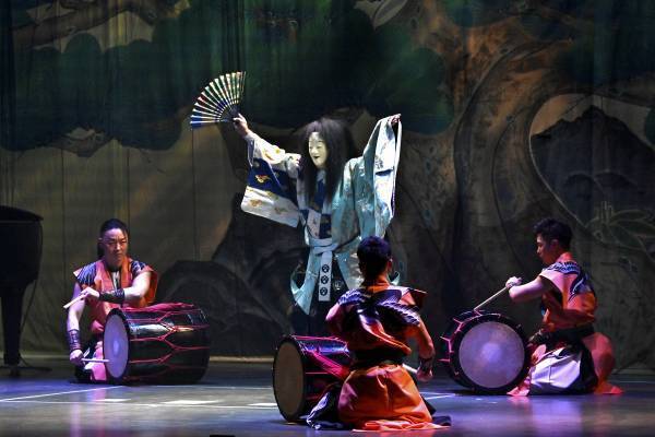 舞太鼓あすか組公演　40カ国74名の大使・大使館関係者が鑑賞