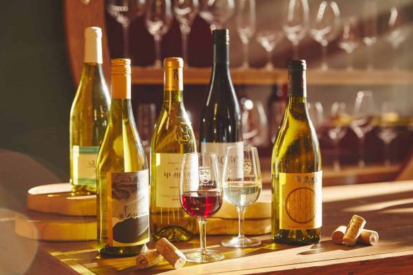 【リゾナーレ八ヶ岳】紅葉を見ながら、ソムリエ選りすぐりの山梨県産ワインを堪能できる「紅葉ワインラウンジ」実施｜期間：2022年11月1日～30日