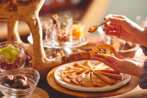 【リゾナーレ八ヶ岳】紅葉を見ながら、ソムリエ選りすぐりの山梨県産ワインを堪能できる「紅葉ワインラウンジ」実施｜期間：2022年11月1日～30日
