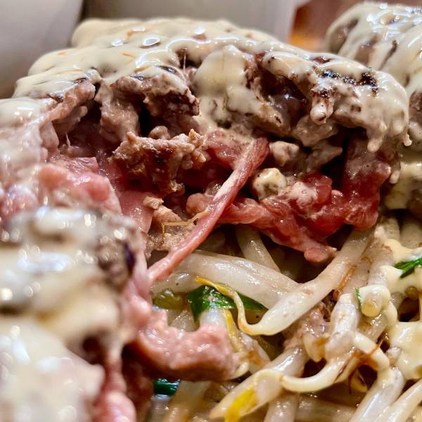 【ひき肉未使用】唯一無二の肉塊にかぶりつけ！あの「ランディバーグ」が 神田で復活オープン！