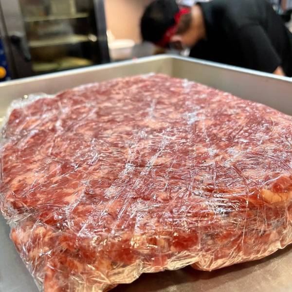 【ひき肉未使用】唯一無二の肉塊にかぶりつけ！あの「ランディバーグ」が 神田で復活オープン！