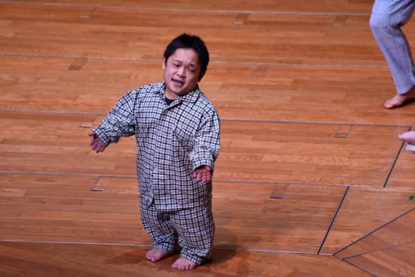 100kg超えのパフォーマー・障がい者の俳優・独創性を踊るダンサー　OM-2×柴田恵美×bug-depayse『椅子に座る』－Mの心象スケッチ－上演決定　カンフェティでチケット発売