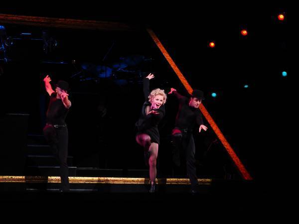 ブロードウェイミュージカル『シカゴ』３年ぶりの来日公演、開幕レポート＆舞台写真が到着！