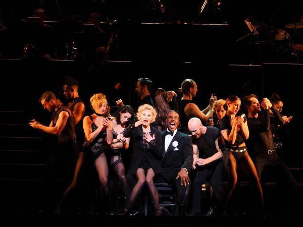 ブロードウェイミュージカル『シカゴ』３年ぶりの来日公演、開幕レポート＆舞台写真が到着！