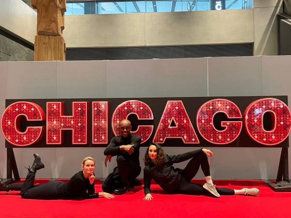 ブロードウェイミュージカル『シカゴ』３年ぶりの来日公演、開幕レポート＆舞台写真が到着！