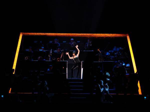 ブロードウェイミュージカル『シカゴ』３年ぶりの来日公演、開幕レポート＆舞台写真が到着！