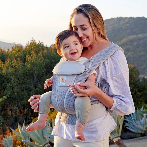 育児用品のサブスク『famisub! ファミサブ』に「お食事／授乳プラン」が登場！エルゴベビーの授乳クッションを気軽にお試し