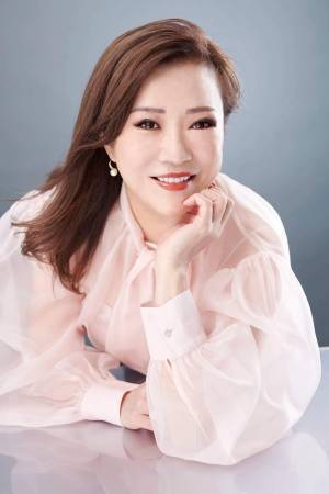 モナコ王宮前に暮らす唯一の日本人は元専業主婦エミチカ 初の著書『結局、「手ぶらで生きる女」がうまくいく』発売即重版