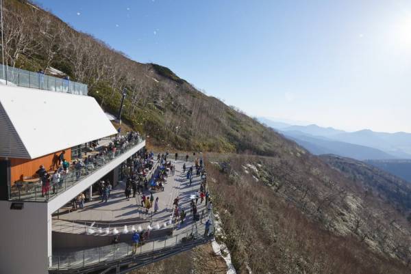 【トマム】「雲海テラス」2022 年の営業を開始しました～雲に見立てた白い泡で青空を彩り、シャンパンオープンを実施～｜営業開始日：2022年5月11日