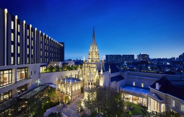 【名古屋】チャペルを貸し切ったサプライズ・プロポーズが人気の「最高のプロポーズ」 ピエール・エルメ・パリによる プロポーズケーキ付きプランが名古屋で初登場