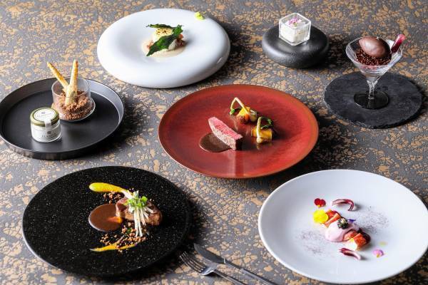 【名古屋】チャペルを貸し切ったサプライズ・プロポーズが人気の「最高のプロポーズ」 ピエール・エルメ・パリによる プロポーズケーキ付きプランが名古屋で初登場