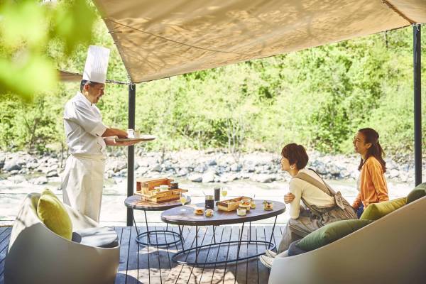 【奥入瀬渓流ホテル】1日1組限定「ワンランク上の奥入瀬おとな旅ステイ」登場　眼下に渓流を臨む、露天風呂とテラス付きの客室｜期間：2022年5月9日～6月30日