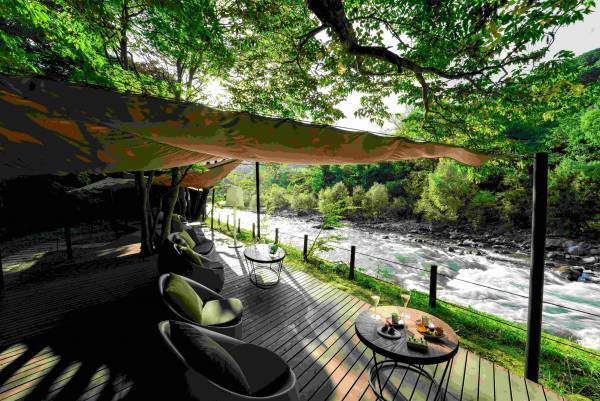 【奥入瀬渓流ホテル】1日1組限定「ワンランク上の奥入瀬おとな旅ステイ」登場　眼下に渓流を臨む、露天風呂とテラス付きの客室｜期間：2022年5月9日～6月30日