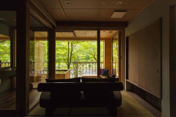 【奥入瀬渓流ホテル】1日1組限定「ワンランク上の奥入瀬おとな旅ステイ」登場　眼下に渓流を臨む、露天風呂とテラス付きの客室｜期間：2022年5月9日～6月30日