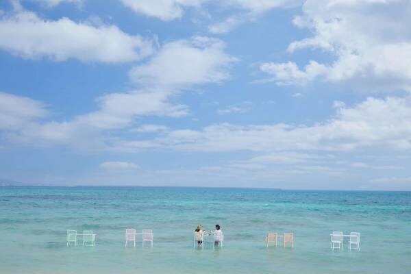 【リゾナーレ小浜島】海上カウンター席で楽しむ「絶景海上ビアガーデン」今年も開催｜開催期間：2022年6月1日～8月31日