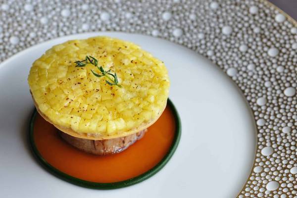 【星のや竹富島】「琉球ヌーヴェル」夏のディナーコースを提供開始 ～パイナップルを食べて育った旨味ある豚～｜開始日：2022年7月25日