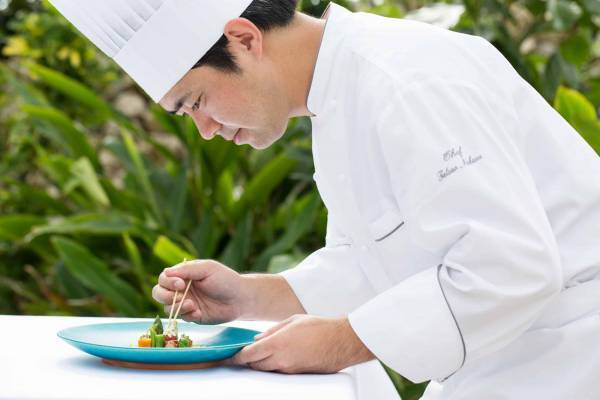 【星のや竹富島】「琉球ヌーヴェル」夏のディナーコースを提供開始 ～パイナップルを食べて育った旨味ある豚～｜開始日：2022年7月25日