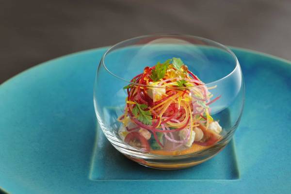 【星のや竹富島】「琉球ヌーヴェル」夏のディナーコースを提供開始 ～パイナップルを食べて育った旨味ある豚～｜開始日：2022年7月25日