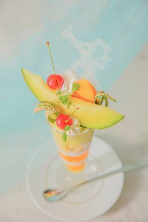 「贅沢クラウンメロンパフェ」新発売！“メロンの王様”クラウンメロン他、3種のメロンが同時に楽しめるご褒美スイーツを限定販売