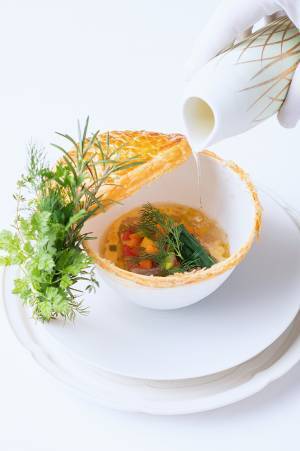 【ひらまつホテル】新緑に包まれて、「ひらまつ」と「ペリエ ジュエ」がお届けする特別な美食体験。６つのHIRAMATSU HOTELSで5月9日から6月30日まで。