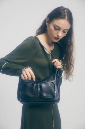 バレンタインのお約束カラーレッドを超える、ある色とは？女性の高見えを引き立たせるボルドーカラー