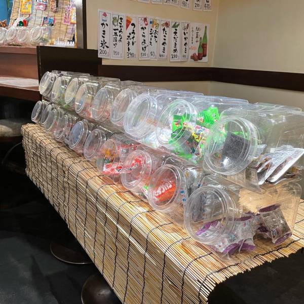 【お菓子食べ放題】せんべろ酒場「駄菓子バー。縁日」が溜池山王に移転オープン！