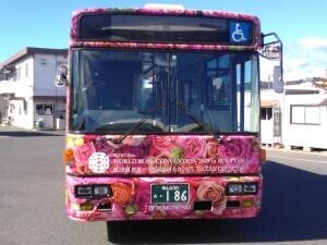 フラワーアーティスト、ニコライ・バーグマンさんデザインのラッピングバス、福山市内を走行中！