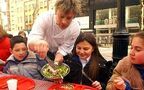 学校給食に革命を！人気シェフが子どもたちの食育問題に挑む英国ドキュメンタリー「ジェイミー・オリヴァーのスクール・ディナー」7月19日（火）よる7時～BS12 トゥエルビで放送