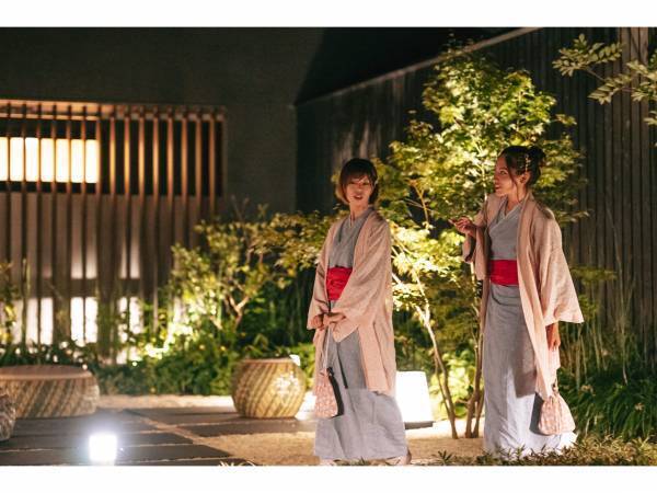 【界 長門】川床テラスの貸切り空間で桜スイーツ＆ドリンクを楽しむ「夜桜川床花見」開催｜期間：2022年3月26日～4月10日