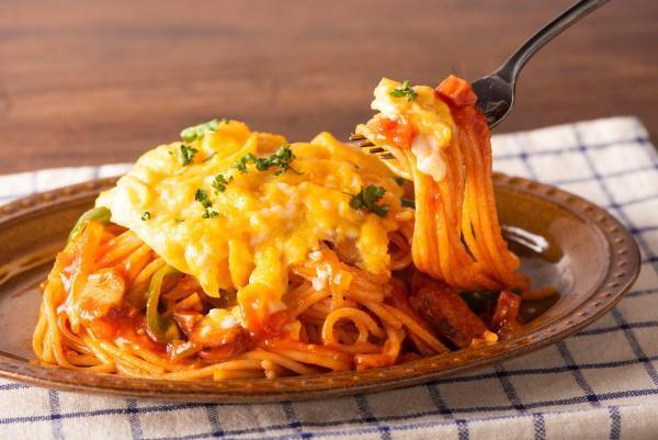 ＼簡単でおいしい！新生活の味方／久世福のパスタソースに「濃厚ケチャップ味のなつかしナポリタン」「バターがやさしいクリーミーめんたい」が仲間入り！【久世福商店】