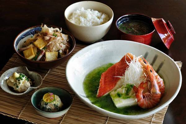 【星のや竹富島】島の暮らしに触れる「海のカフー滞在」を実施　シートレッキングや塩づくり体験など｜期間：2022年6月1日～8月31日