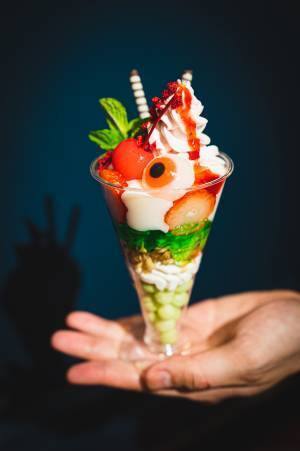 新作リアル脱出ゲーム『魔界レストラン ナイトメリアからの脱出』 モンスターの目玉をモチーフとした「謎付きキャンディ」など 公演オリジナルグッズ&フードを販売決定！