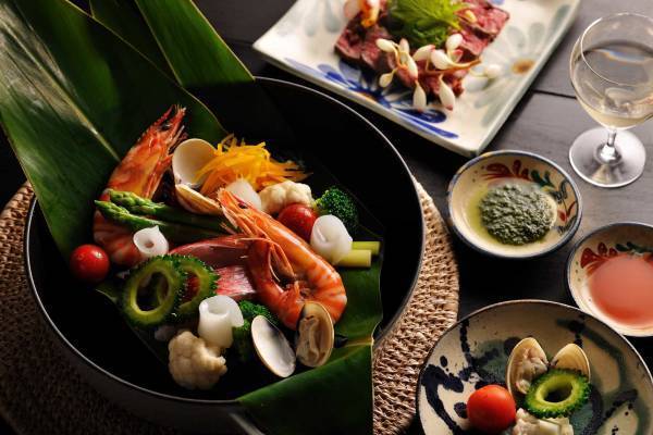 【星のや沖縄】月桃染め体験や月桃スパで心身ともにリフレッシュ「月桃ウェルネス滞在」を開催 ～月桃の花が咲くコースでの乗馬体験や月桃の香りを楽しむ料理を提供～｜開催期間：2023年3月1日～5月31日